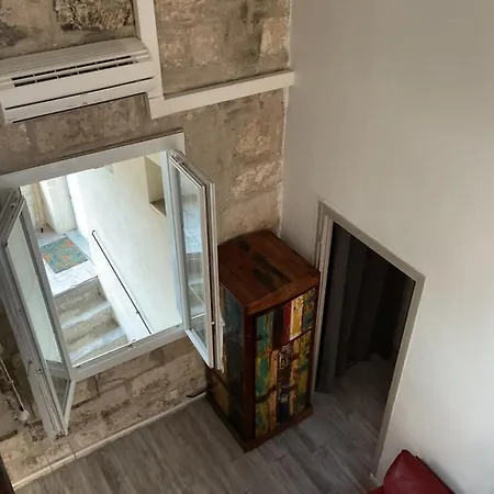 Place Aux Herbes شقة