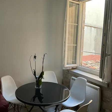 Place Aux Herbes شقة