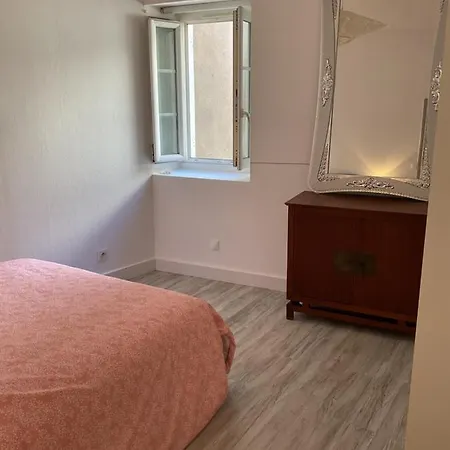 Place Aux Herbes * نيم