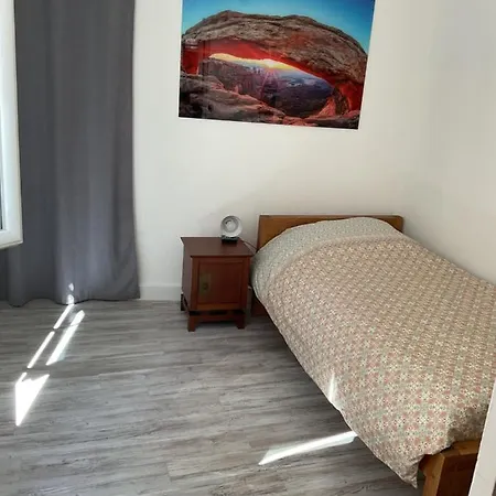 Place Aux Herbes شقة نيم