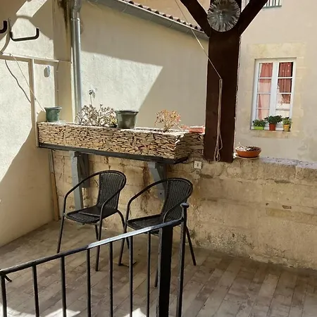 Place Aux Herbes نيم