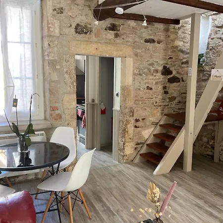 Place Aux Herbes نيم