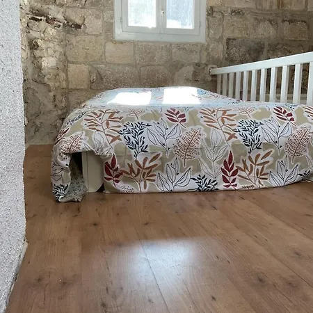 Place Aux Herbes شقة نيم